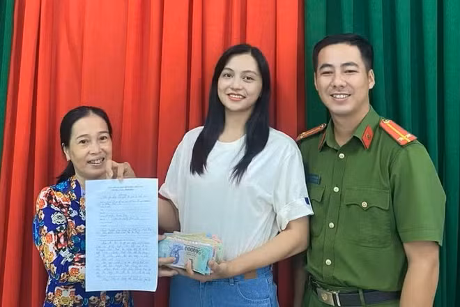 Công an phường Rạch Giá đã tổ chức trao trả toàn bộ số tiền cùng giấy tờ cho chị Nguyễn Trúc Giang. (Ảnh người dân cung cấp).