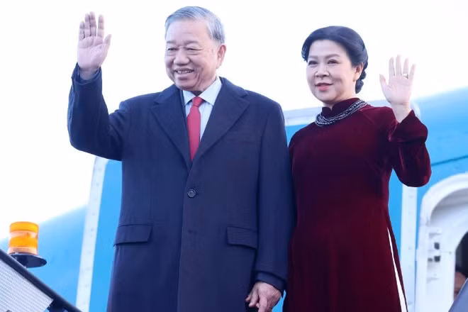 Tổng Bí thư Tô Lâm và Phu nhân đến London, bắt đầu chuyến thăm chính thức Liên hiệp Vương quốc Anh và Bắc Ireland. (Ảnh: THỐNG NHẤT/TTXVN)