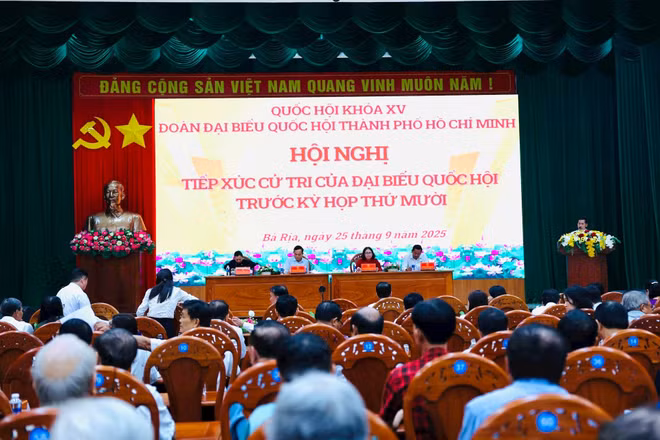 Tổ đại biểu Quốc hội số 15, Đoàn đại biểu Quốc hội Thành phố Hồ Chí Minh đã tiếp xúc cử tri 3 phường Bà Rịa, Long Hương và Tam Long ngày 25/9. (Ảnh: HUYỀN TRANG)