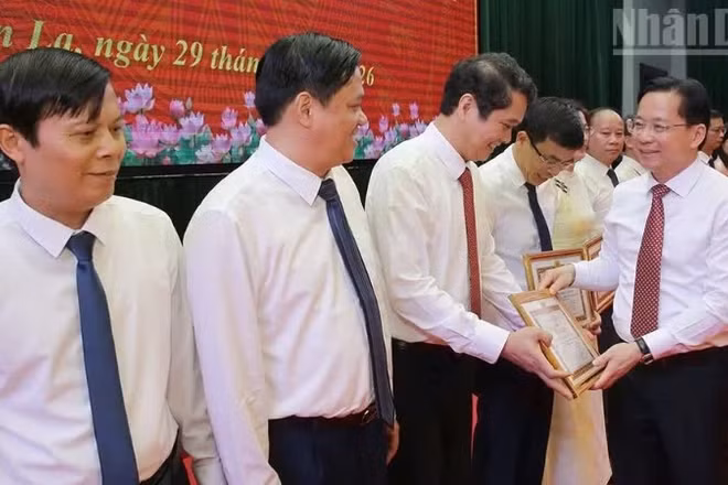 Đồng chí Hoàng Văn Nghiệm, Ủy viên Trung ương Đảng, Bí thư Tỉnh ủy Sơn La tặng Bằng khen của Ban Thường vụ Tỉnh ủy Sơn La cho các tập thể, cá nhân. 