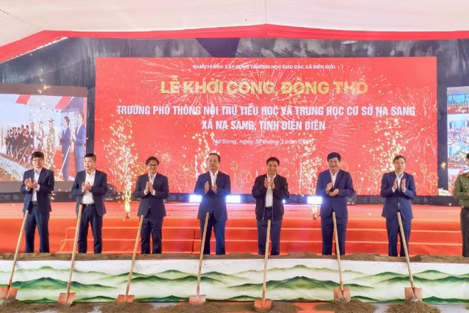 Đồng chí Nguyễn Văn Thắng, Bộ trưởng Tài chính cùng các đồng chí lãnh đạo tỉnh Điện Biên thực hiện nghi thức khởi công xây dựng Trường nội trú liên cấp Na Sang. 