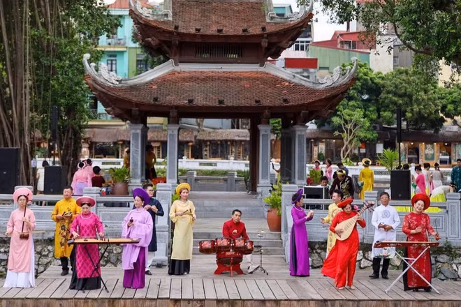 Đoàn Nghệ thuật Hương sắc Việt biểu diễn phục vụ công chúng tại Hồ Văn (Di tích quốc gia đặc biệt Văn Miếu-Quốc Tử Giám). (Ảnh: GIANG NAM)