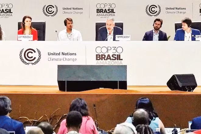Một phiên họp toàn thể của COP30 tại Brazil.