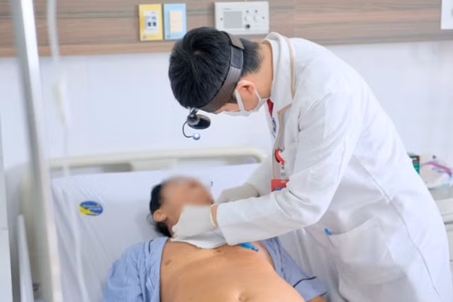Bác sĩ thăm khám bệnh nhân sau ca mổ.