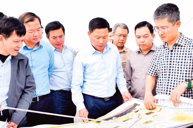 Phó Chủ tịch Ủy ban nhân dân tỉnh Nghệ An Hoàng Phú Hiền kiểm tra công tác giải phóng mặt bằng dự án đường cao tốc Vinh-Thanh Thủy.