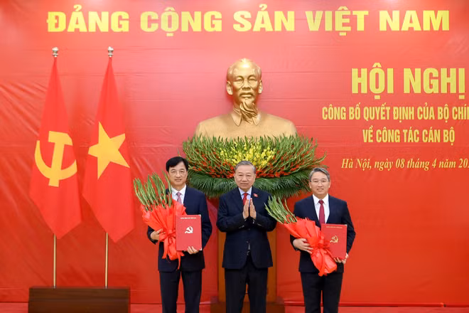 Tổng Bí thư, Chủ tịch nước Tô Lâm trao quyết định cho các đồng chí Nguyễn Duy Ngọc và Nguyễn Hải Ninh. (Ảnh: ĐĂNG KHOA)