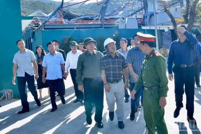 Thủ tướng Phạm Minh Chính đi thị sát, tìm hiểu các doanh nghiệp bị thiệt hại bởi bão số 13 tại Công ty TNHH Tổng hợp Tân Đại Nam ở Khu kinh tế Nhơn Hội. (Ảnh: THANH GIANG)