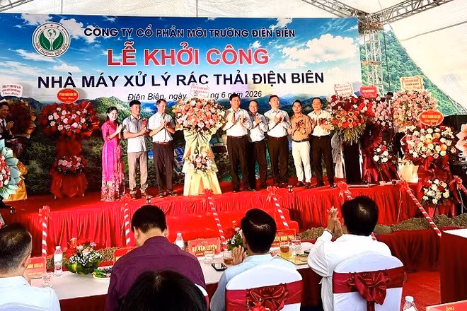 Chủ tịch Hiệp hội Doanh nghiệp tỉnh Điện Biên Bùi Đức Giang chúc mừng Công ty cổ phần Môi trường Điện Biên đã khởi công xây dựng nhà máy.