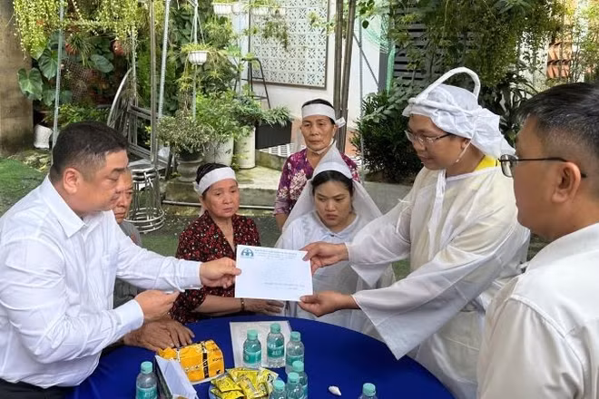 Đại diện Ban An toàn giao thông Thành phố Hồ Chí Minh động viên và trao hỗ trợ cho gia đình các nạn nhân.