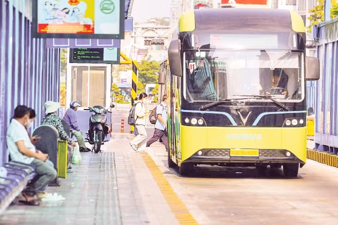Thành phố Hồ Chí Minh đặt lộ trình cụ thể đến năm 2030 đưa vào hoạt động phương tiện công cộng thân thiện với môi trường (Ảnh: THẾ ANH)