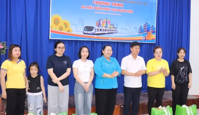 Liên đoàn Lao động Thành phố Hồ Chí Minh tặng quà công nhân hoàn cảnh khó khăn. 