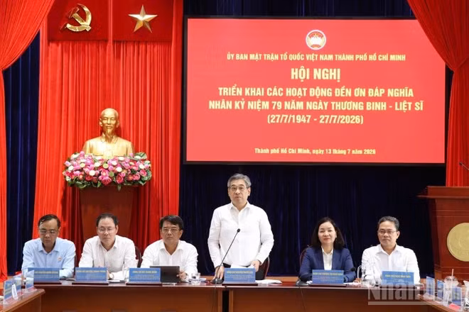 Đồng chí Nguyễn Phước Lộc, Ủy viên Trung ương Đảng, Phó Bí thư Thành ủy, Chủ tịch Ủy ban Mặt trận Tổ quốc Việt Nam Thành phố phát biểu tại hội nghị.