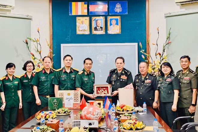 Đoàn công tác Bệnh viện Quân y 175 thăm, chúc Tết cổ truyền Chol Chnam Thmay tại Bệnh viện Preah Ket Mealea, Quân đội Hoàng gia Campuchia. 