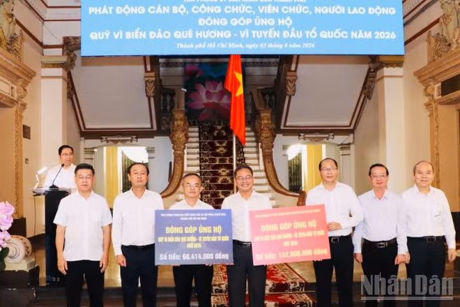 Văn phòng Đoàn đại biểu Quốc hội và Hội đồng nhân dân thành phố cùng Văn phòng Ủy ban nhân dân thành phố trao bảng tượng trưng đóng góp cho Quỹ “Vì biển đảo quê hương-Vì tuyến đầu Tổ quốc” năm 2026.