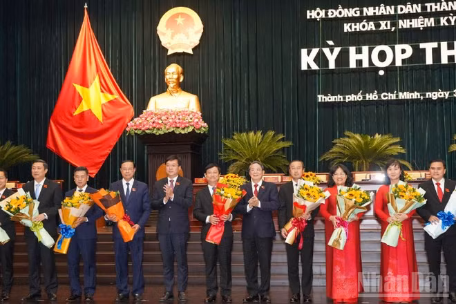 Phó Chủ tịch Quốc hội Nguyễn Đức Hải, Phó Bí thư Thường trực Thành ủy Thành phố Hồ Chí Minh Lê Quốc Phong chúc mừng ra mắt Thường trực Hội đồng nhân dân Thành phố Hồ Chí Minh. (Ảnh: THẾ ANH)