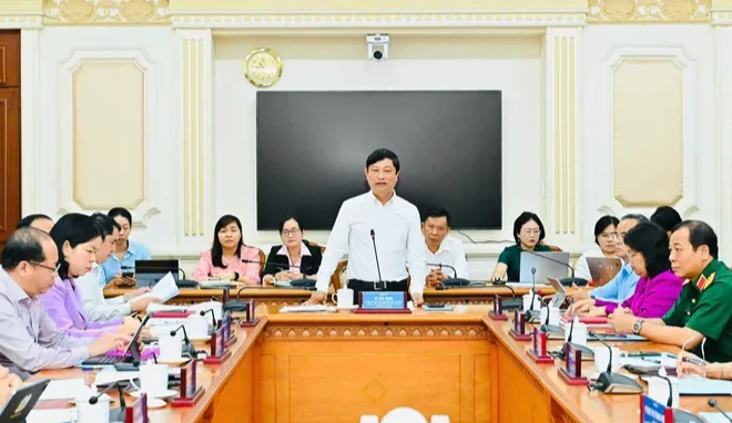 Đồng chí Võ Văn Minh chủ trì phiên họp. (Ảnh: VIỆT DŨNG)