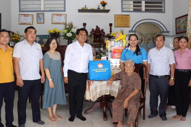 Đồng chí Bùi Thanh Nhân cùng đoàn công tác đã tới thăm, tặng quà Mẹ Việt Nam Anh hùng Ung Thị Nừng.