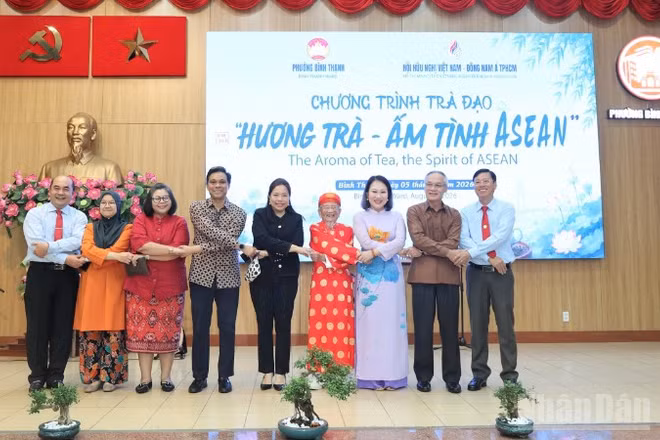 Nhà nghiên cứu Nguyễn Đình Tư và các đại biểu của ASEAN thể hiện sự gắn kết tại chương trình. 