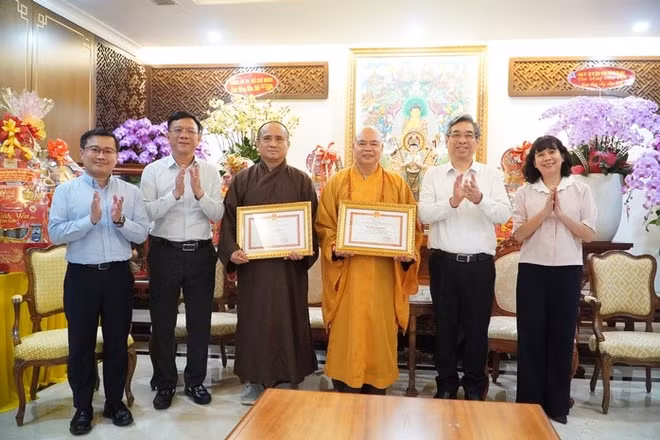 Đồng chí Nguyễn Phước Lộc trao Bằng khen của Ủy ban nhân dân thành phố cho Thượng tọa Thích Thanh Phong và Thượng tọa Thích Tâm Hải.