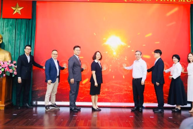 Nghi thức phát động thi đua. 