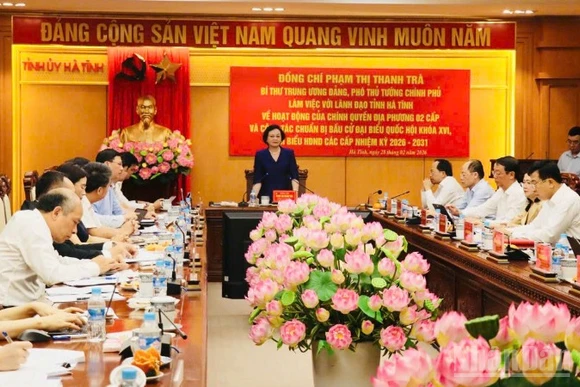 Đồng chí Phạm Thị Thanh Trà cũng đề nghị tỉnh Hà Tĩnh tiếp tục rà soát, đánh giá, kiểm điểm, xem xét một cách căn cơ, kỹ lưỡng, đồng bộ, toàn diện về quá trình vận hành chính quyền địa phương 2 cấp.