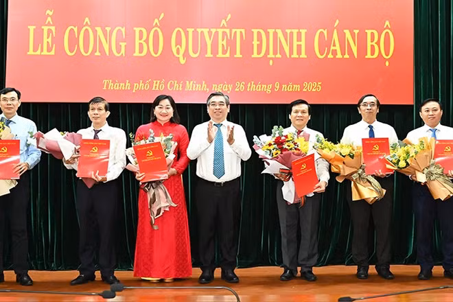 Đồng chí Nguyễn Phước Lộc (giữa), Phó Bí thư Thành ủy, Chủ tịch Ủy ban Mặt trận Tổ quốc Việt Nam Thành phố Hồ Chí Minh, trao quyết định bổ nhiệm và chúc mừng các lãnh đạo mới của Báo Sài Gòn Giải Phóng (Ảnh: CTV)