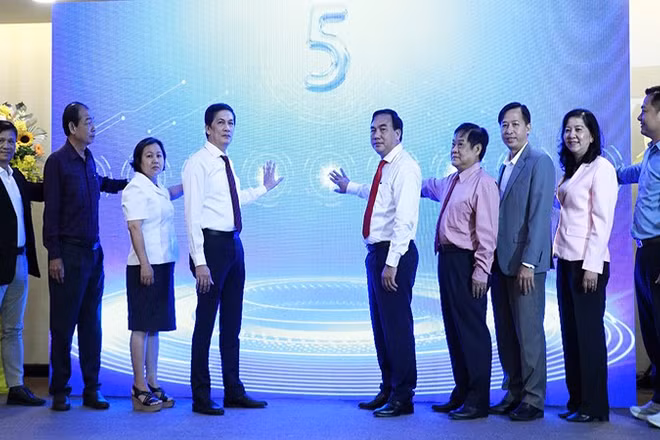 Các đại biểu thực hiện nghi thức phát động cuộc thi.