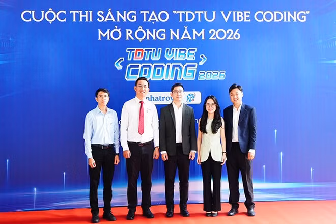 Ban Giám khảo chụp ảnh tại lễ phát động 