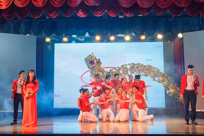 Tiết mục dự thi “Liên khúc SATRA tự tin vững bước-Việt Nam tiến lên” của đơn vị Cơ quan Tổng Công ty (ảnh SATRA).
