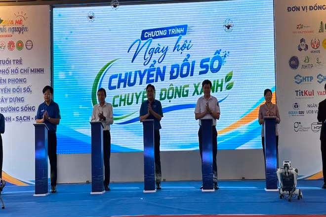 Các đại biểu thực hiện nghi thức khai mạc Ngày hội “Chuyển đổi số-Chuyển động xanh” năm 2026.