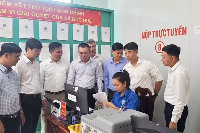Báo Nhân Dân, Ban Tuyên giáo Tỉnh ủy Tây Ninh, Công ty Lê Bảo Minh đã hỗ trợ (miễn phí) các giải pháp chuyển đổi số cho xã Đức Huệ.