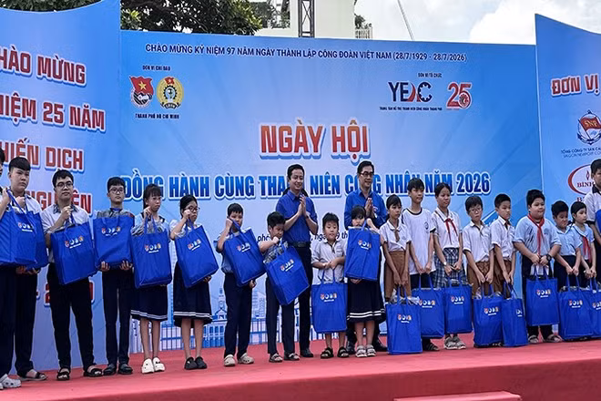 Đại diện Ban tổ chức Ngày hội trao tặng quà hỗ trợ những thiếu nhi là con em thanh niên công nhân có hoàn cảnh khó khăn trên địa bàn phường Bình Trưng.