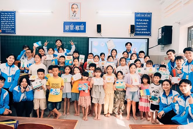 Các em thiếu nhi ở Côn Đảo với những bức tranh sinh động do chính tay mình sáng tác chung vui cùng các tình nguyện viên.
