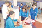 Đoàn viên, thanh niên xã Ô Diên hướng dẫn người dân rà soát lại hồ sơ trước khi nộp thủ tục hành chính.