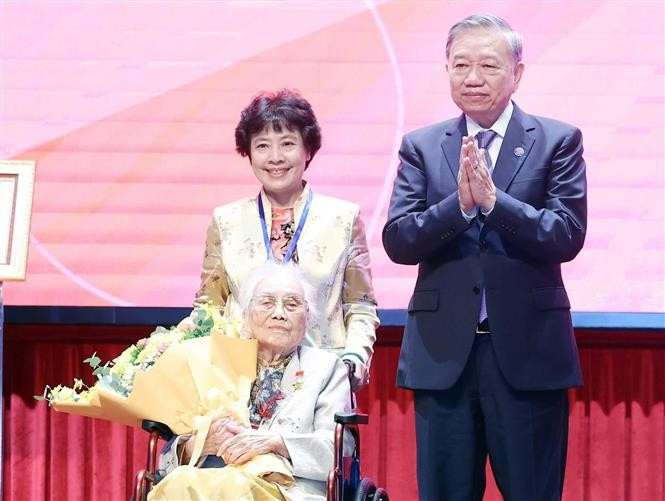 Tổng Bí thư Tô Lâm trao danh hiệu Anh hùng Lao động cho đồng chí Nguyễn Thị Bình, nguyên Ủy viên Trung ương Đảng, nguyên Phó Chủ tịch nước, nguyên Bộ trưởng Ngoại giao Chính phủ cách mạng lâm thời Cộng hoà miền nam Việt Nam. (Ảnh: Thống Nhất/TTXVN) vna-potal-tong-bi-thu-to-lam-du-du-le-ky-niem-80-nam-ngay-truyen-thong-nganh-ngoai-giao-viet-nam-8232907.jpg