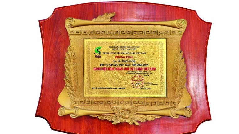 Ông Vũ Mạnh Hùng được phong tặng danh hiệu Nghệ nhân sinh vật cảnh Việt Nam năm 2015. 1img-20250926-095117-1-9971.jpg