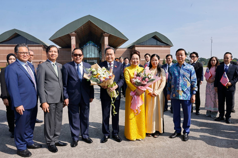 Chủ tịch Thượng viện Malaysia Dato' Awang Bemee Awang Ali Basah tiễn Chủ tịch Quốc hội Trần Thanh Mẫn và Phu nhân. vna-potal-chu-tich-quoc-hoi-ket-thuc-tot-dep-chuyen-tham-chinh-thuc-malaysia-du-aipa-46-8285947.jpg