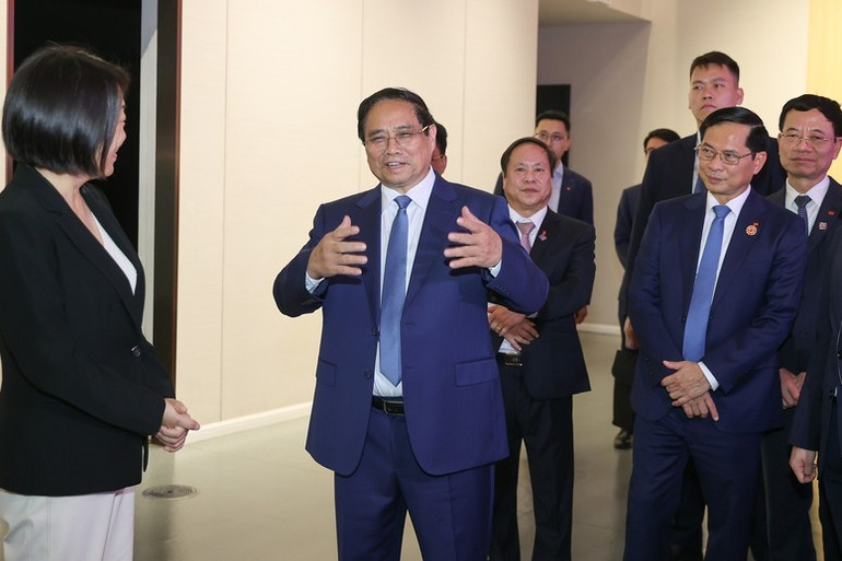 Thủ tướng nhấn mạnh một số bài học kinh nghiệm quan trọng qua sự phát triển của Phố Đông và Thượng Hải: Quy hoạch phải đi trước một bước; nguồn tài chính; đào tạo nhân lực; lựa chọn công nghệ lõi để phát triển; nâng cao đời sống vật chất, tinh thần của nhân dân. Thủ tướng nhấn mạnh một số bài học kinh nghiệm quan trọng qua sự phát triển của Phố Đông và Thượng Hải: Quy hoạch phải đi trước một bước; nguồn tài chính; đào tạo nhân lực; lựa chọn công nghệ lõi để phát triển; nâng cao đời sống vật chất, tinh thần của nhân dân.