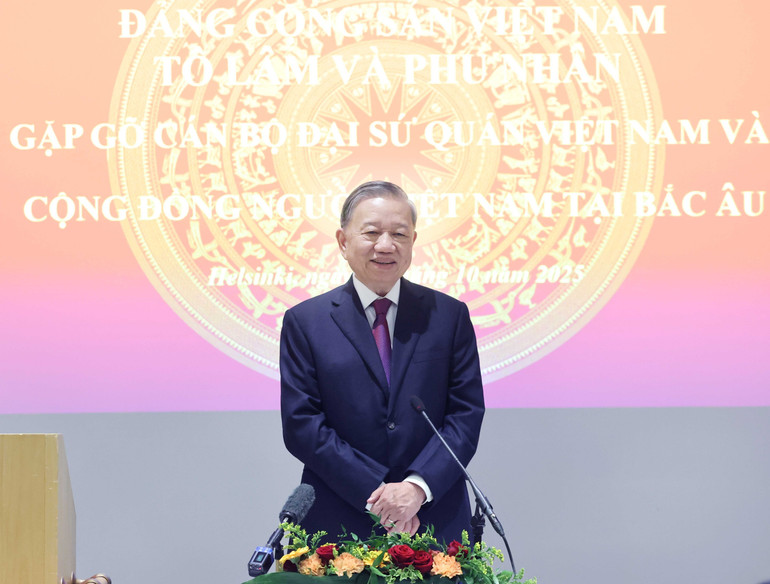 Tổng Bí thư Tô Lâm gặp gỡ cán bộ Đại sứ quán Việt Nam và cộng đồng người Việt tại Bắc Âu. (Ảnh: Thống Nhất/TTXVN) Tổng Bí thư Tô Lâm gặp gỡ cán bộ Đại sứ quán Việt Nam và cộng đồng người Việt tại Bắc Âu. (Ảnh: Thống Nhất/TTXVN)