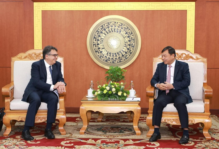 Ông Nguyễn Hoàng Hiệp, Thứ trưởng Nông nghiệp và Môi trường (bên phải) tiếp đón và trao đổi với ông Remy Ejel, Tổng Giám đốc Nestlé Khu vực châu Á, châu Đại Dương và châu Phi (bên trái).