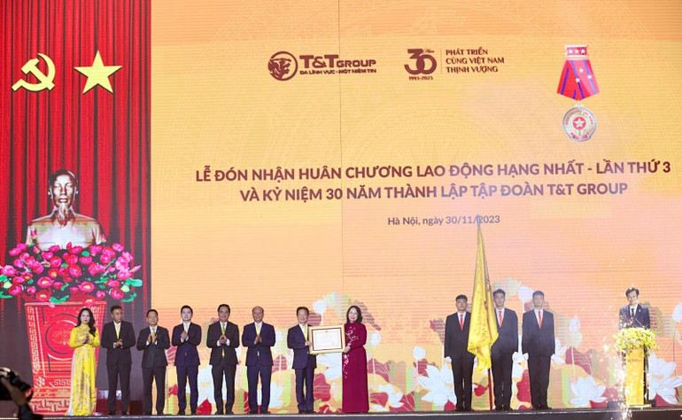 T&T Group ba lần vinh dự đón nhận Huân chương Lao động hạng Nhất do Đảng, Nhà nước trao tặng. T&T Group ba lần vinh dự đón nhận Huân chương Lao động hạng Nhất do Đảng, Nhà nước trao tặng.
