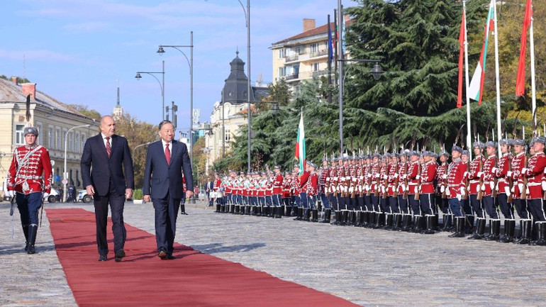 Tổng thống Cộng hòa Bulgaria Rumen Radev và Phu nhân chủ trì Lễ đón Tổng Bí thư Tô Lâm và Phu nhân thăm chính thức Bulgaria. vna-potal-le-don-tong-bi-thu-to-lam-va-phu-nhan-tham-chinh-thuc-bulgaria-8357384-2613.jpg