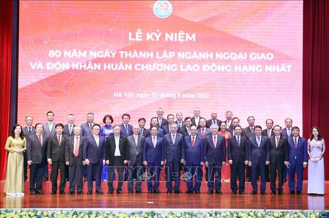 Tổng Bí thư Tô Lâm, các đồng chí lãnh đạo, nguyên lãnh đạo Đảng, Nhà nước và các đại biểu dự Lễ kỷ niệm. Tổng Bí thư Tô Lâm, các đồng chí lãnh đạo, nguyên lãnh đạo Đảng, Nhà nước và các đại biểu dự Lễ kỷ niệm.