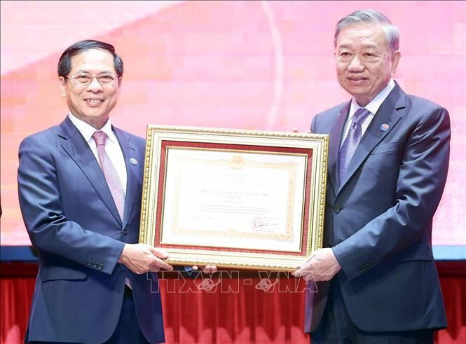 Tổng Bí thư Tô Lâm trao tặng Huân chương Lao động Hạng nhất cho Bộ Ngoại giao.(Ảnh: Thống Nhất/TTXVN) ngoai-giao-80-nam-25082025-06.jpg