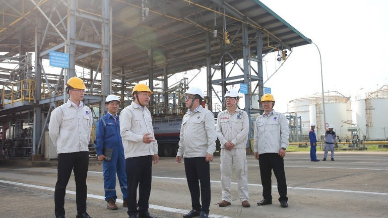 Ban lãnh đạo BSR kiểm tra công tác xuất bán sản phẩm mới tại Trạm xuất xe bồn Nhà máy Lọc dầu Dung Quất. picture2-2784.jpg
