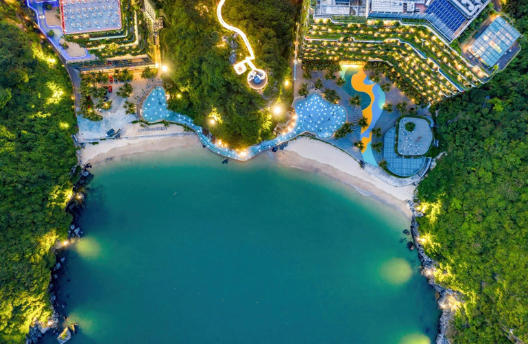 Piscina em forma de S que acompanha o contorno da montanha no Flamingo Cat Ba Resorts. Bể bơi hình chữ S nương theo thế núi tại Flamingo Cát Bà Resorts.