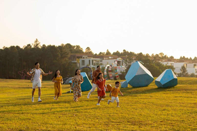 Turistas apreciam obras de arte no Flamingo Dai Lai Resort. Du khách vui chơi bên các tác phẩm nghệ thuật tại Flamingo Đại Lải Resort.