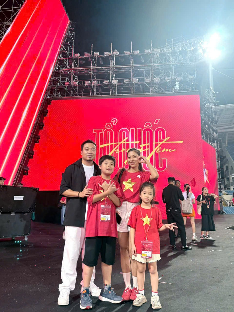 Nhạc sĩ Nguyễn Hữu Vượng và gia đình ở hậu trường concert tại Sân vận động Mỹ Đình. z6899408103695-b8c5e617c33b02b069847063558eb1b1.jpg