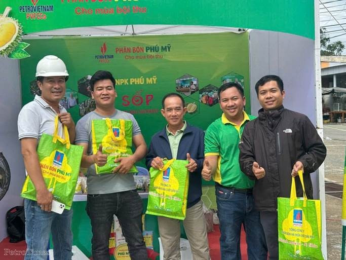 Với mô hình kinh doanh mới, năng lực tiếp cận thị trường của PVFCCo-Phú Mỹ trở nên sát thực tế hơn, phản ứng nhanh hơn với biến động cung - cầu và xu hướng tiêu dùng. Với mô hình kinh doanh mới, năng lực tiếp cận thị trường của PVFCCo-Phú Mỹ trở nên sát thực tế hơn, phản ứng nhanh hơn với biến động cung - cầu và xu hướng tiêu dùng.