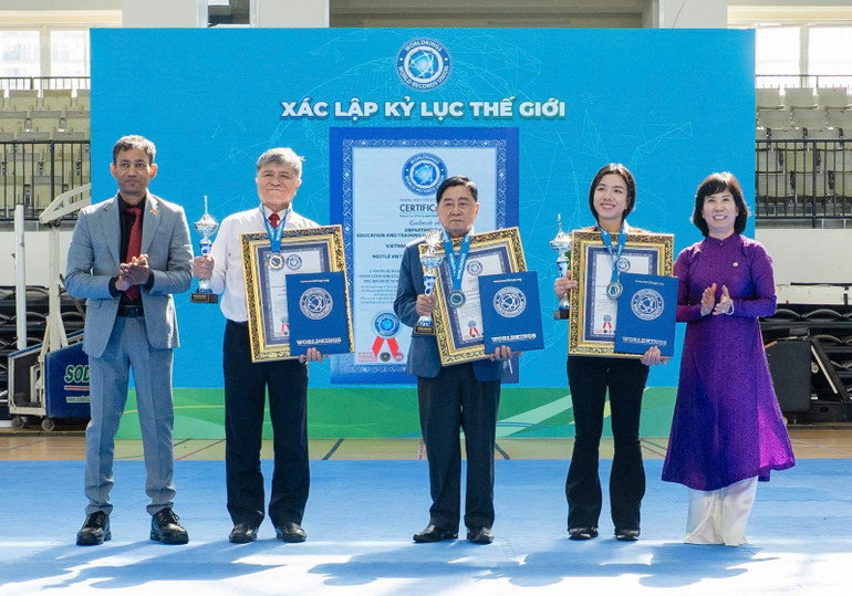 Đại diện đơn vị tổ chức, công bố và xác lập kỷ lục Thế giới - Worldkings trao bằng chứng nhận đến các đơn vị đồng sở hữu Kỷ lục.